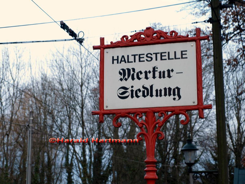 Haltestellentafel "Haltestelle Merkursiedlung" © Harald Hartmann