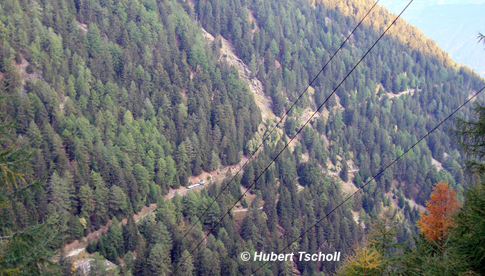 Vue sur la ligne ferroviaire industrielle traversant la vallée de Laas au Vinschgau, Tyrol du Sud. © Hubert Tscholl, 2007 