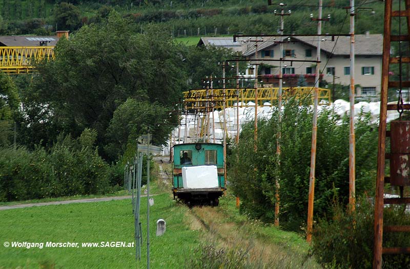 Транспортировка мрамора на территорию завода «Lasa Marmo» для переработки © Wolfgang Morscher, 3 августа 2007