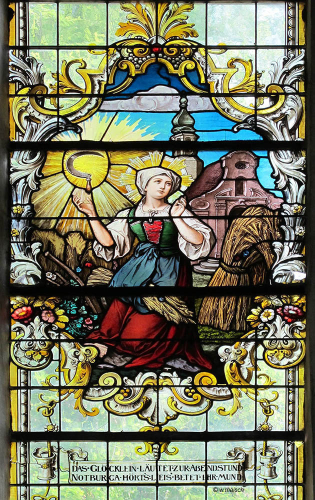 Notburga auf einem Fenster der Pfarrkirche Mariä Himmelfahrt in Neuburg an der Kammel