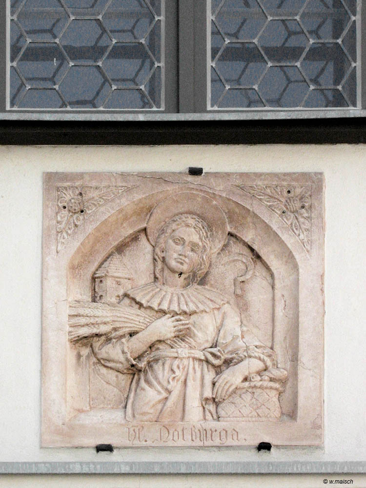 Relief der hl. Notburga an einem Haus in Rattenberg