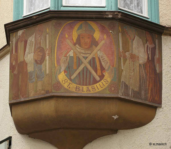St. Blasius, Darstellung des Heiligen an einem Erker, 20. Jahrhundert, Kaufbeuren