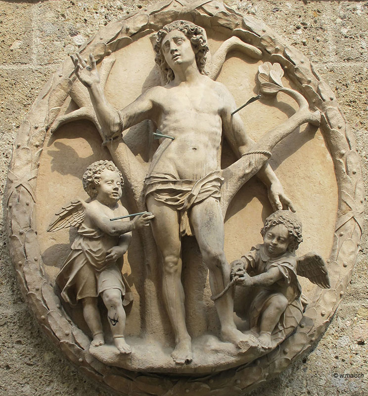 Sebastian, Relief (1620) von Konrad Asper an der Fassade der Sebastianskirche in Salzburg