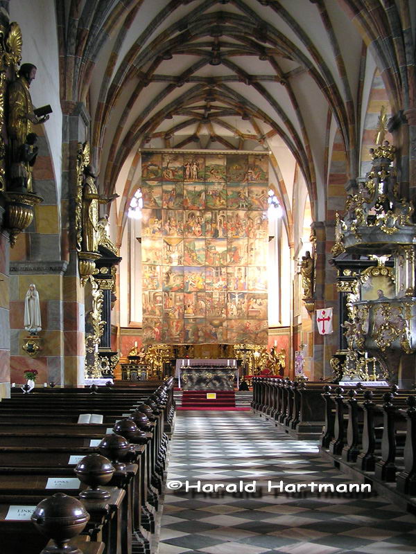 Kirche zu Millstatt mit dem aufgezogenen Fastentuch © Harald Hartmann 2007