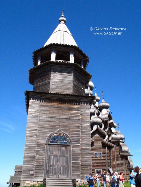 Glockenturm des Kishi-Kirchhofes © Oksana Fedotova