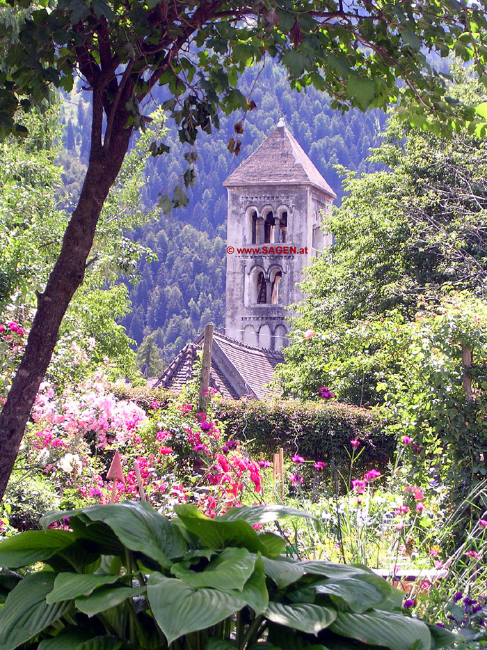 Romanischer Glockenturm von St. Karpoforus in Tarsch