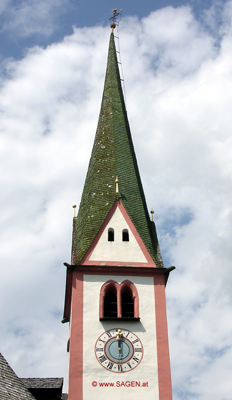 Der Kirchturm mit Uhr von St. Oswald in Alpbach, Uhrzeit: Punkt 12 Uhr